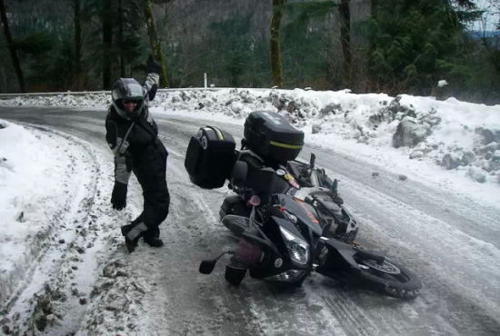 摩托车友冬驾经验分享：保证安全乐享骑行。
