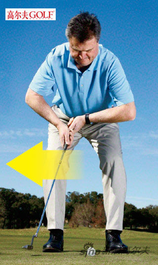 启动挥杆时，想象双肘只是你 用来驱动推杆向后、向前通过 球位的活塞