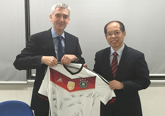 中国足协副主席兼秘书长张剑与德国足协副秘书长汉斯