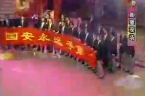  At the end of Crosstalk "Actually You Don't Understand My Heart", the soldiers of Guoan and Shenhua appeared at the Spring Festival Gala