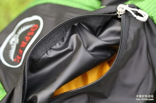 为了加强背包防水性能，背包内层要有防水涂层为佳。