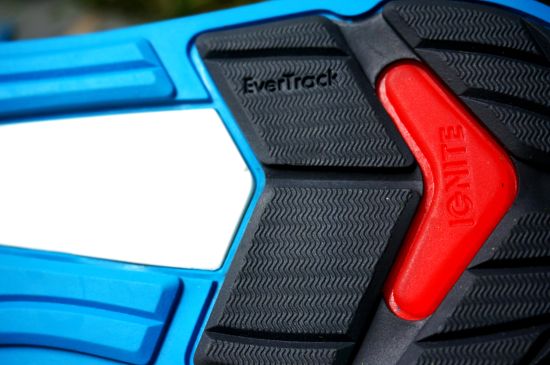 后掌：EverTrack橡胶外底提供跑鞋更强抓地表现。