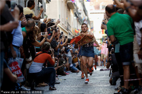 西班牙举办高跟鞋跑步比赛 男士体验踩高跷_
