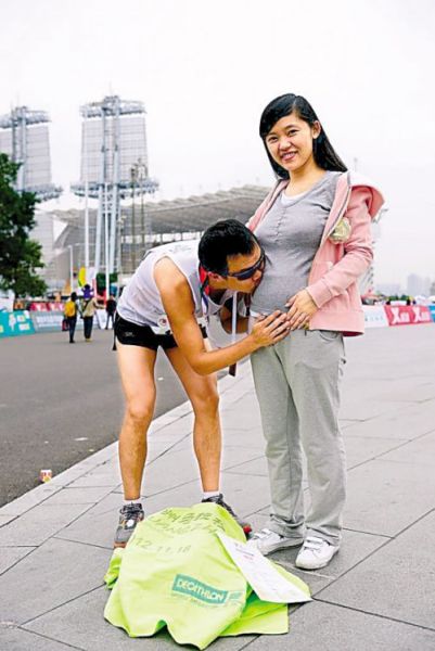 2012年广马,陈星宇在终点处亲吻老婆的肚子.