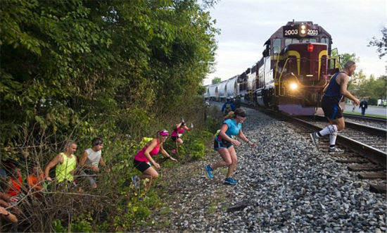 美国马拉松比赛途中遇火车_跑步频道