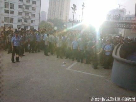 河北球迷堵裁判对手也遭殃 贵州自曝大巴挨砸