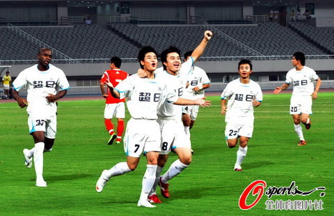 图文-[中甲]上海东亚vs上海中邦 东亚队庆祝进球