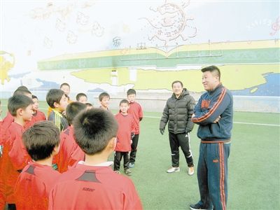 前国脚走进大连小学 感叹青少年足球基础设施