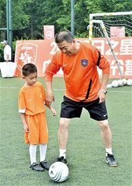 青岛中能办校园足球夏令营 专业教练手把手授