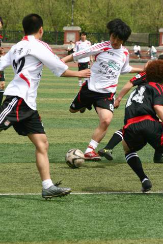 图文-朝鲜族大学生足球联赛开幕 前锋准备射门