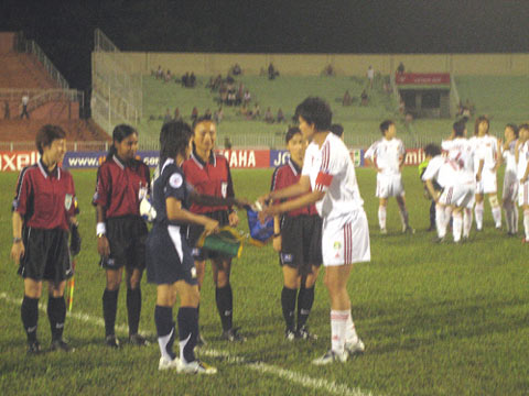 图文-[亚洲杯]中国女足VS泰国队 双方队长交换