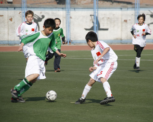图文-传统校足球比赛精彩瞬间 小球员展示过人