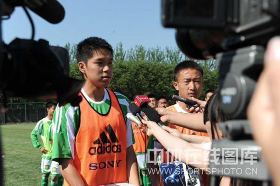 图文-国安青年队备战FIFA青年杯 小队员接受采
