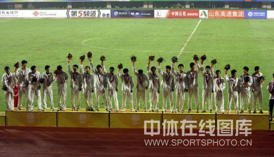 图文-[全运会]上海3-0广东队员们站在领奖台上
