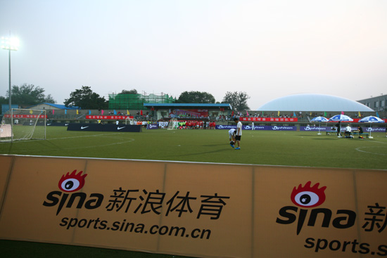 图文-09年百队杯足球赛正式开幕 新浪体育助威