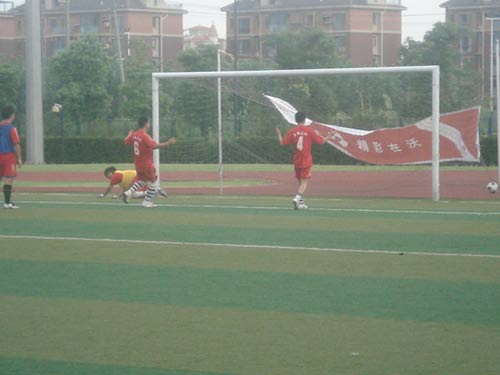 图文-草根足球冠军联赛上海赛区 皮球洞穿对手