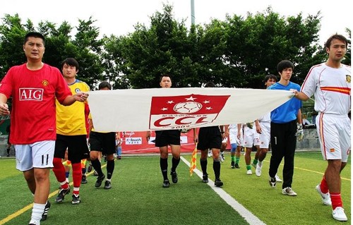 图文-草根足球联赛南部赛区战况 决赛入场仪式