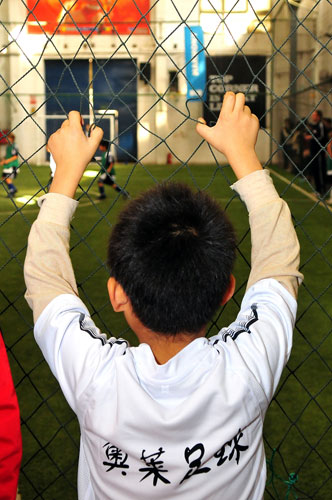 图文-北京市小学五人制足球赛开战 场外默默支