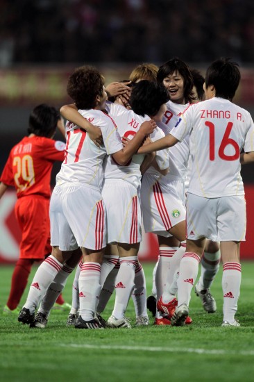 图文-[女足亚洲杯]中国VS越南 中国姐妹庆祝进