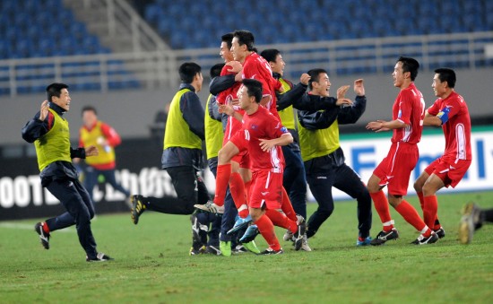图文-亚青赛朝鲜队夺冠冲到场内庆祝胜利