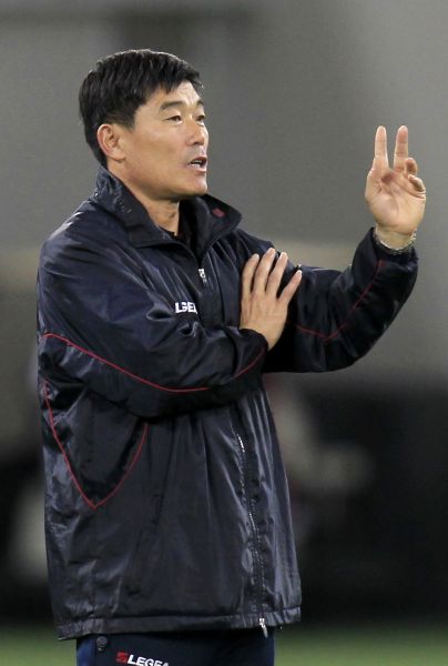 图文-[热身赛]朝鲜VS卡塔尔 朝鲜队主教练赵侗