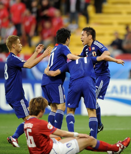 图文-[亚洲杯半决赛]日本VS韩国 长友佑都庆祝