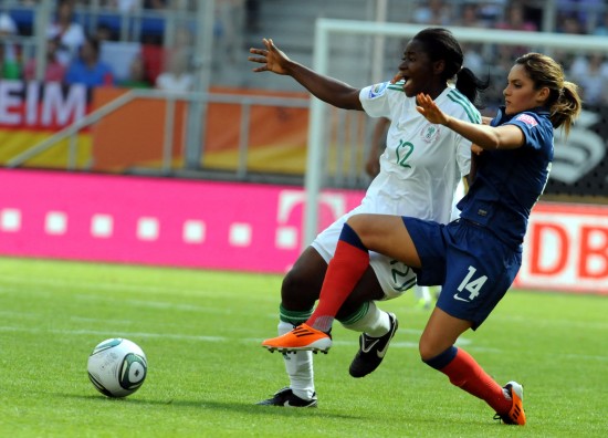 图文-女足世界杯法国小胜尼日利亚 球员奋力防