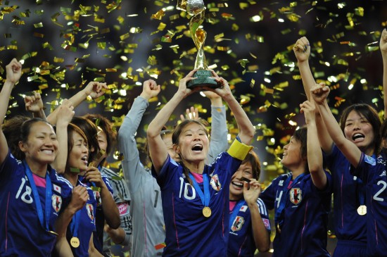 图文-女足世界杯日本夺得冠军 球员领奖台上庆