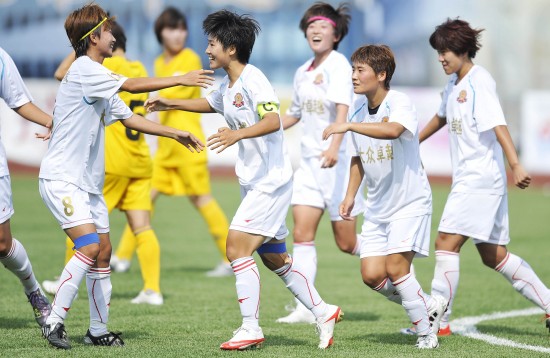 图文-女超联赛长春战平江苏 任桂新与队友庆祝