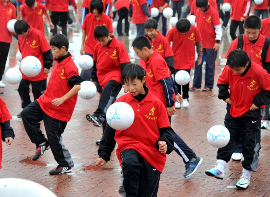 图文-千人颠球挑战吉尼斯世界纪录 学生们来助阵