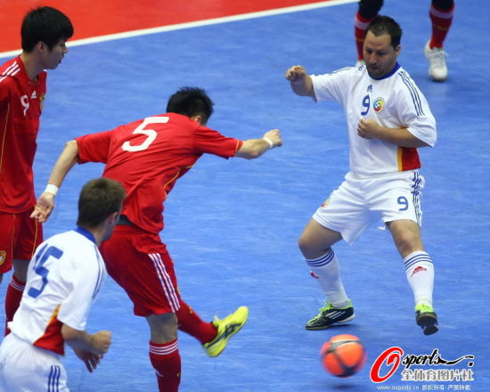 图文-五人制足球赛中国负罗马尼亚 起脚大力抽