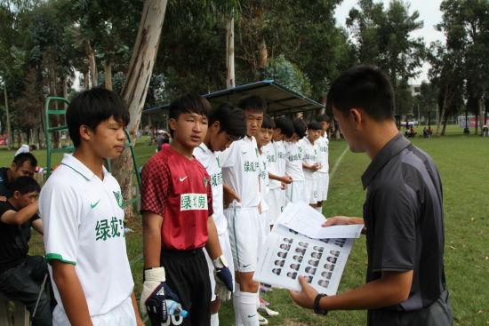 图文-全国青少年足球联赛第5轮赛况 核对登场