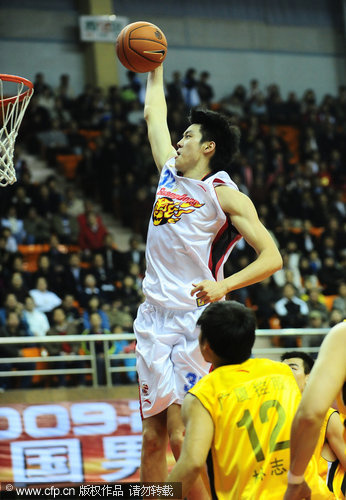 董瀚麟平视篮筐暴力劈扣 他已达NBA级飞翔高