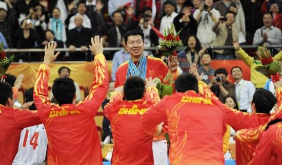 去年亚运会夺冠后,国手"膜拜"王治郅