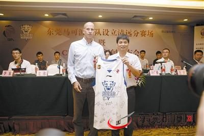 新世纪主帅戈尔向清远市宣传部副部长,体育局局长许广勇赠送签名球衣