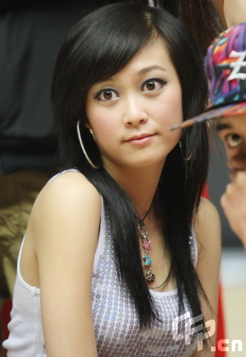 图文-大眼妹闪亮登场助阵CBA大眼睛关注场上形势