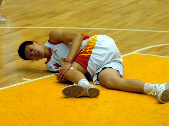 图文-[cba]八一81-94新疆 许钟豪受伤倒地_篮球-cba