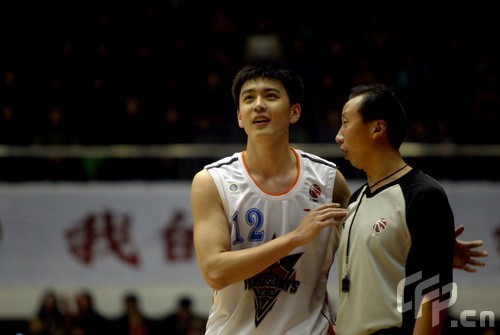 图文-[cba]辽宁78-79吉林 杨鸣与裁判套近乎