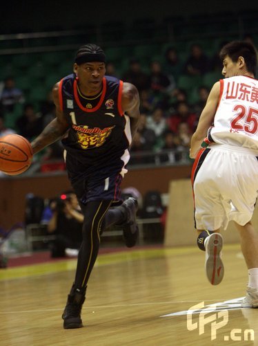 图文-[CBA季后赛] 山东VS广东  死神帕克突破犀