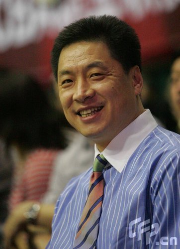 图文-CBA总决赛广东队成员 主教练李春江_篮