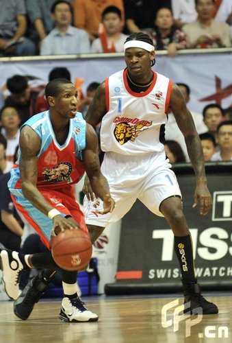 图文-[CBA总决赛]广东VS新疆 艾伦帕克直接对