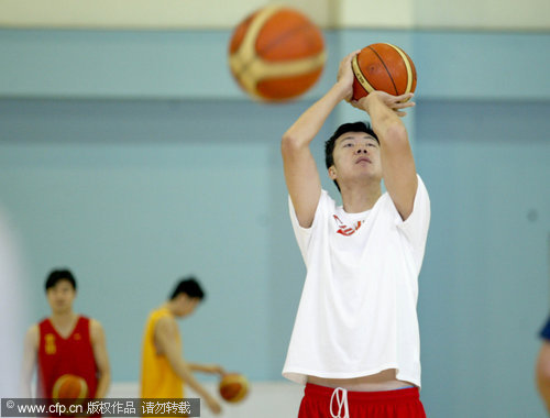 文-男篮训练备战复赛末轮 大郅展示标准投篮动