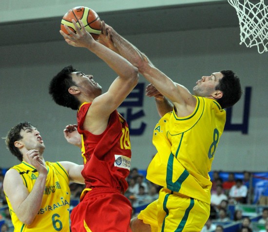 图文-[斯杯]中国男篮74-76澳大利亚 李晓旭突破