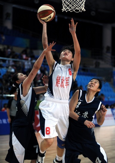 图文-全运会女篮半决赛赛况 解放军队露雯上篮