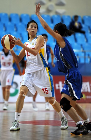 图文-全运会辽宁队晋级女篮决赛 张伟声东击西