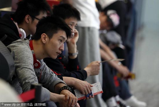 图文-男篮与巴西球员同机返京 孙悦在看什么_