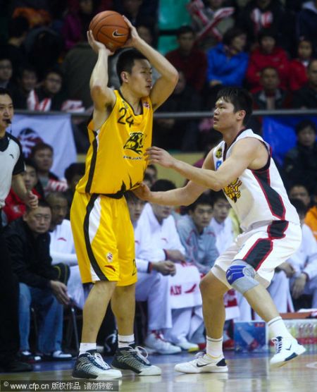 图文-[CBA第19轮]广东VS广夏 朱芳雨防守张伟