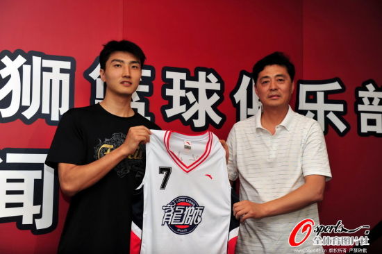 图文-罗智加盟佛山龙狮 新闻发布会上展示新队服