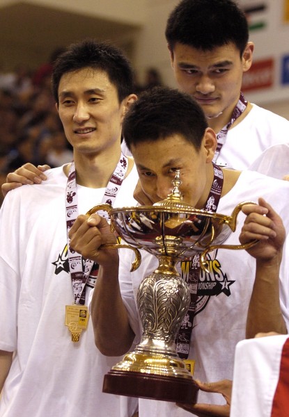 图文-杜锋正式退役 05亚锦赛夺冠的李楠、姚明