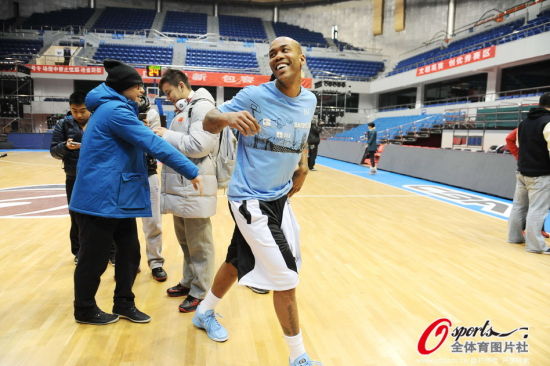 图文-北京男篮训练备战揭幕战 马布里打闹玩乐